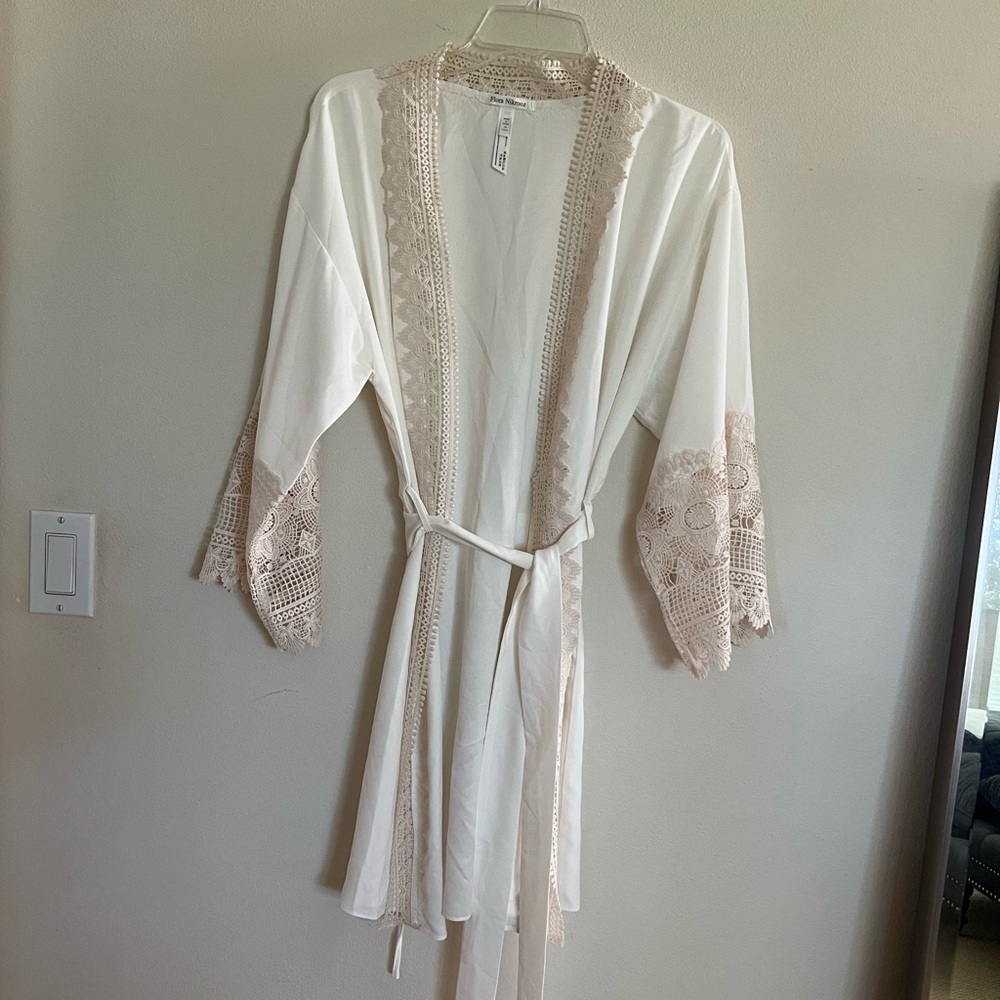 Stunning bridal robe Flora Nikooz, Size M, NWOT
